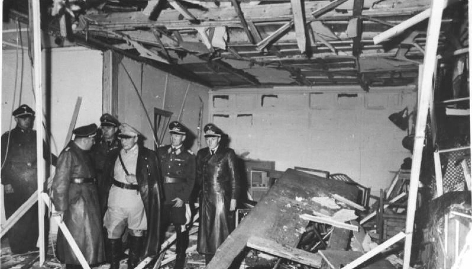 <b>OVERLEVDE:</b> Adolf Hitler overlevde attentatforsøket 20. juli 1944, og hevnen ble grusom.