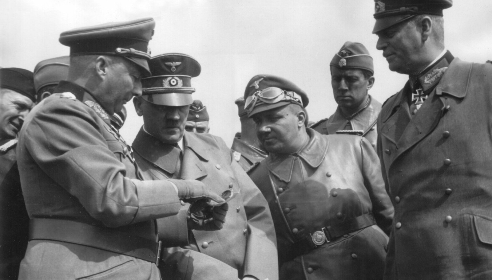 <b>SELVMORD:</b> Günther von Kluge (til venstre) mistet også Førerens gunst, og tok livet sitt i august 1944, før Gestapo fikk tak i ham.