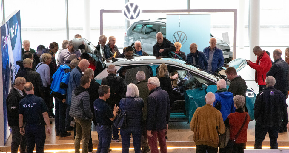 STOR INTERESSE: Potensielle kunder studerer den nye VW ID.3 på en av de første norske kundevisningene.