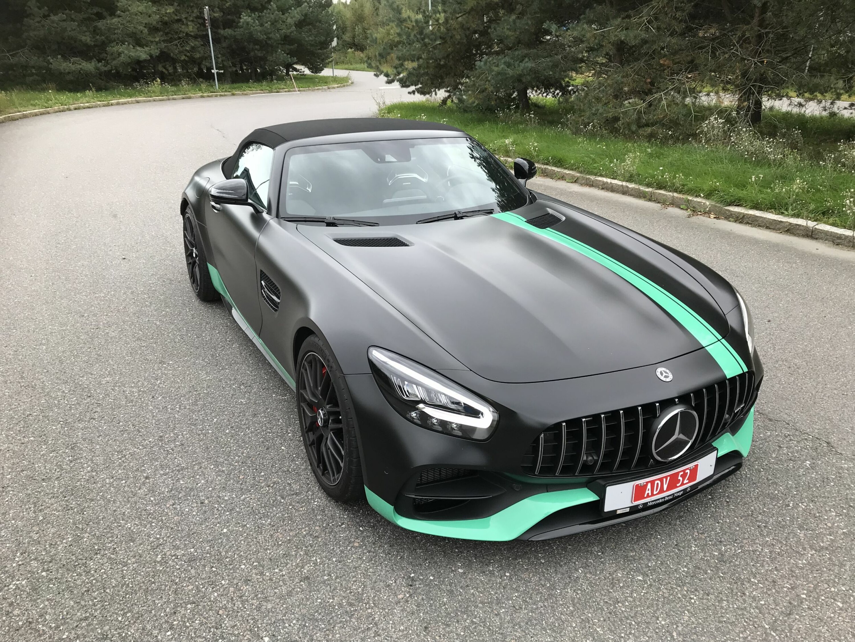 PANSER: Det lange panseret skjuler en fireliters V8 med 557 hestekrefter. R-versjonen av GT har 585 hester, men fås ikke som roadster.