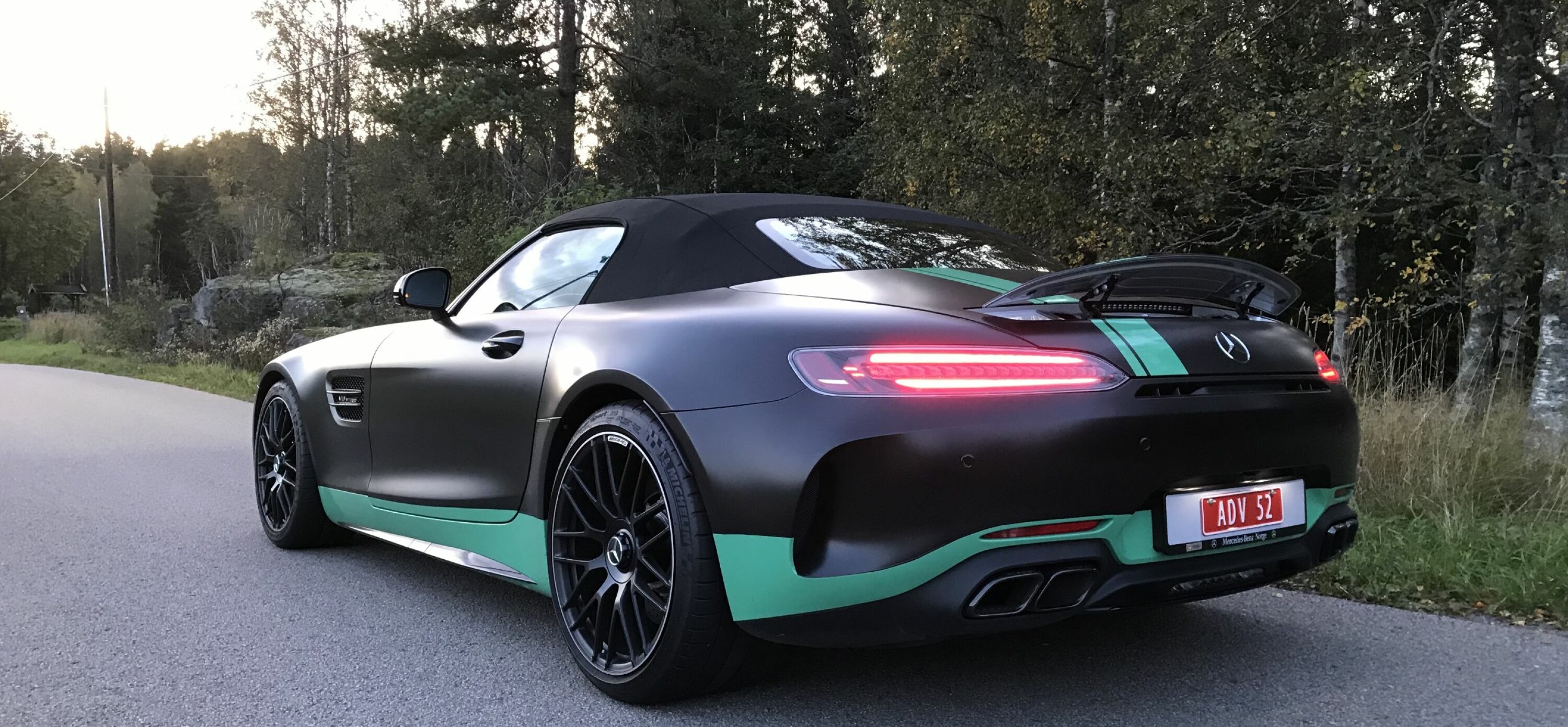 DIMENSJONER: 305/30 ZR 20-dekk bak og fire fete enderør.