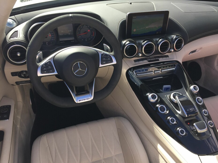 2017: Interiøret i Mercedes-AMG GT C anno 2017.