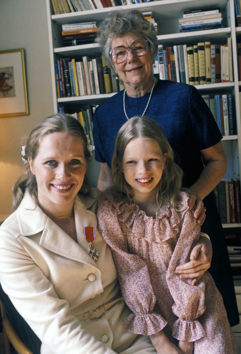 UTALLIGE UTMERKELSER: I 1977 ble Liv utnevnt til ridder av Den Kongelige St. Olavs Orden, for sin allsidige kunstneriske virksomhet. Datteren Linn og mor Janna var med på feiringen. I 2005 ble hun utnevnt til Kommandør med stjerne av samme orden.