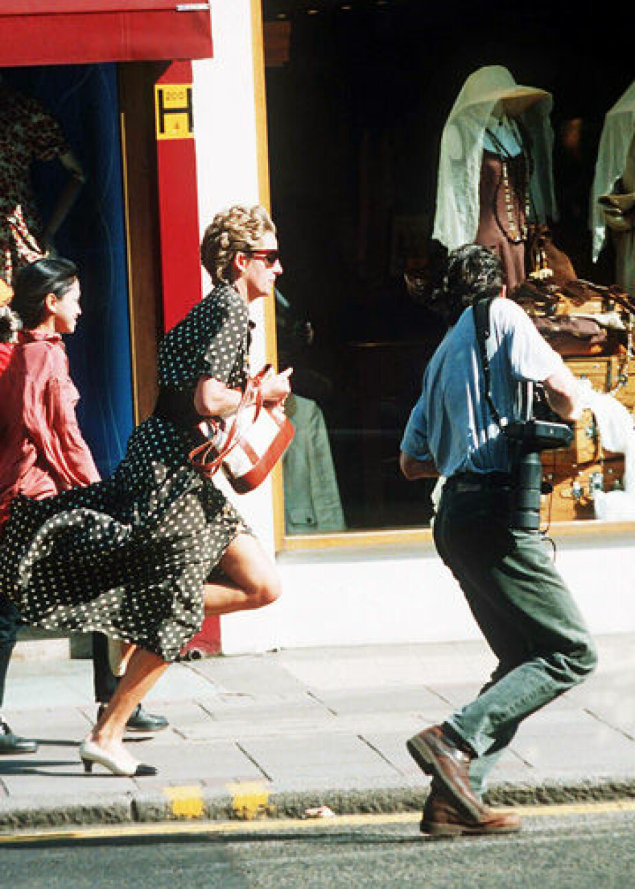 Rømmer fra paparazzier i London i 1994 Rømmer fra paparazzier i London i 1994