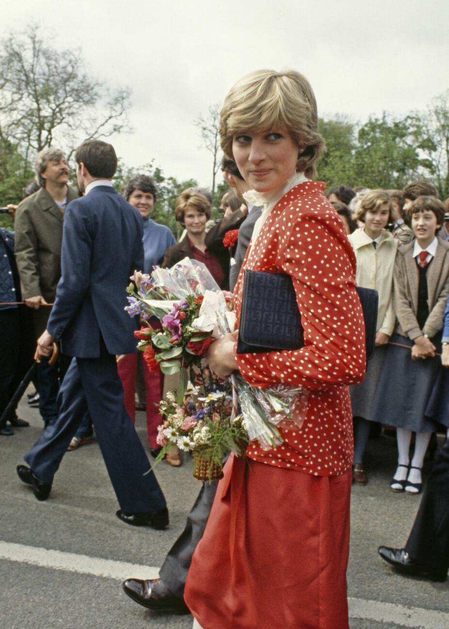 Diana på sin første "rundtur" i England med sin forlovede, prins Charles