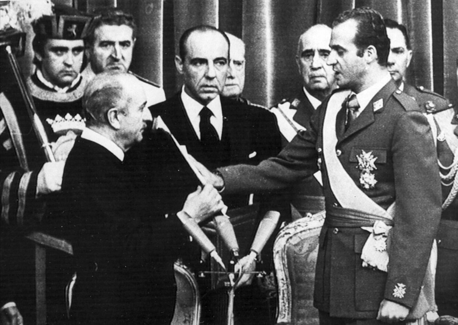 <b>GA FRA SEG MAKTEN:</b> I 1975 døde Franco. Han hadde styrt landet siden slutten av 1930-tallet. Før sin død bestemte han at Spania skulle bli et monarki, og han utpekte grev Juan Carlos av Bourbon som ny konge.
