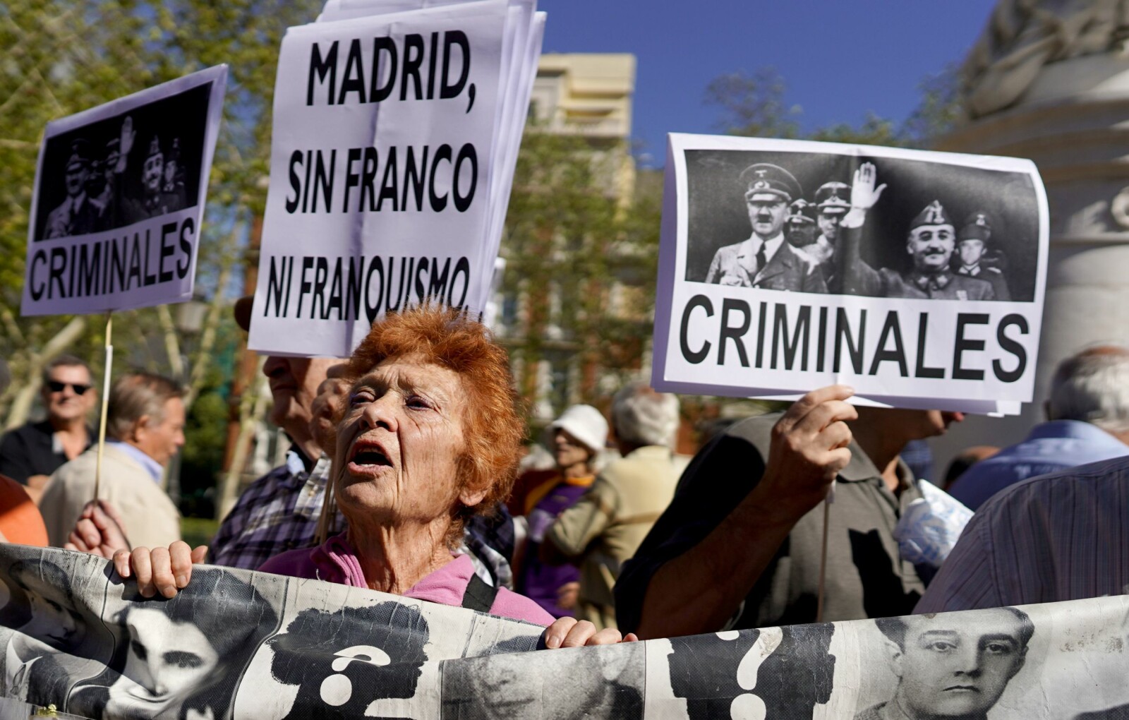 <b>PROTESTER:</b> I september avgjorde Spanias høyesterett at Francos lik skal graves opp fra De falnes dal. Utenfor protesterte menneskemasser mot at han nå er planlagt begravd i Almudena-katedralen i Madrid.