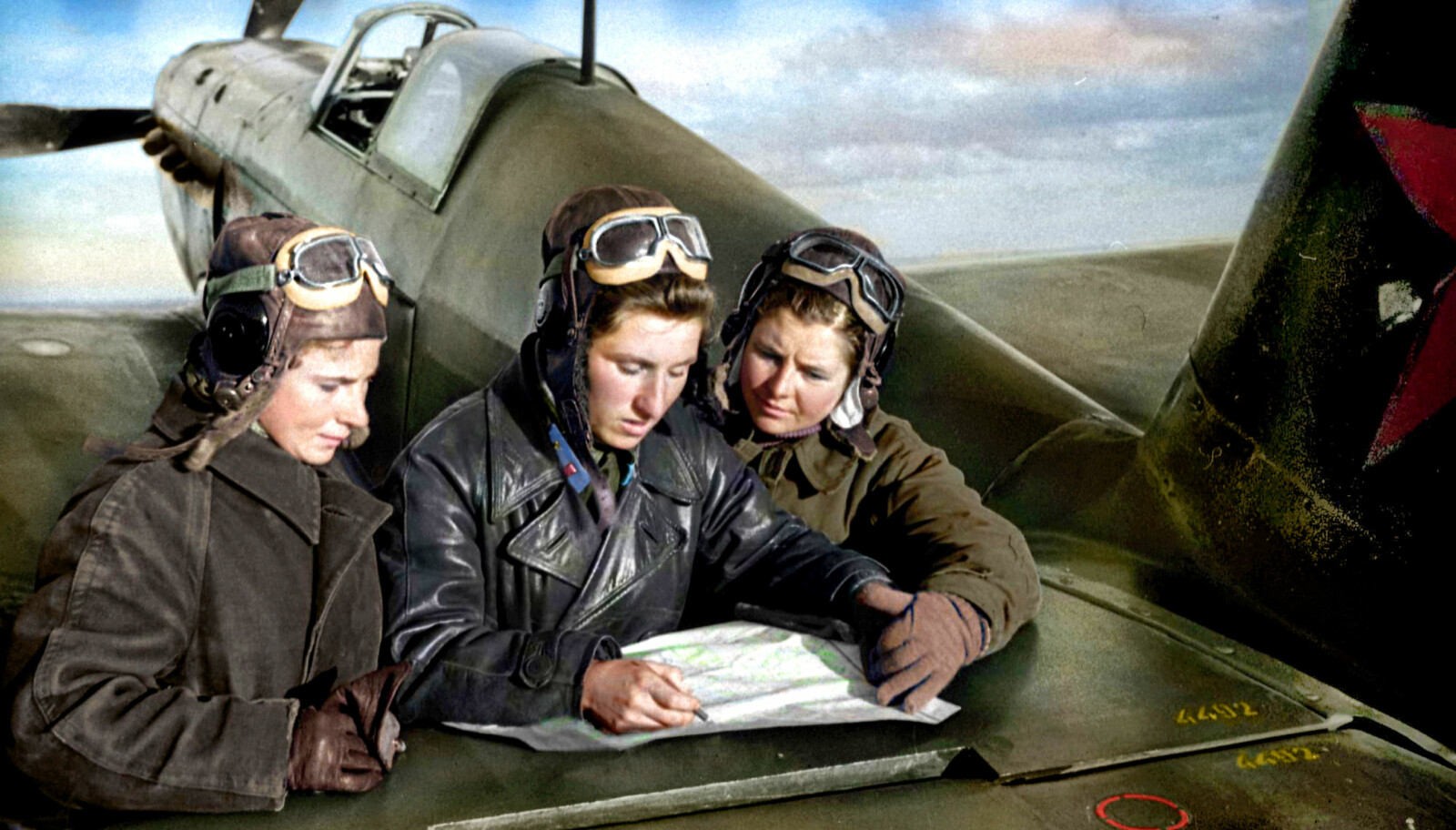 <b>UNDER OPPLÆRING:</b> Lilya Litviak (t.v.), Stalingrads hvite rose, ble første kvinne som drepte en fiende i luftkamp. I nærkamp med seks Messerschmitt-fly skjøt hun ned to, unnslapp tre, men ble truffet av det siste. Flygeresset forsvant 18 dager før hun ville fylt 22 år. Bildet er fra opplæringen i 1942, i midten Katia Budanova, t.h. Maria Kuznetsova.