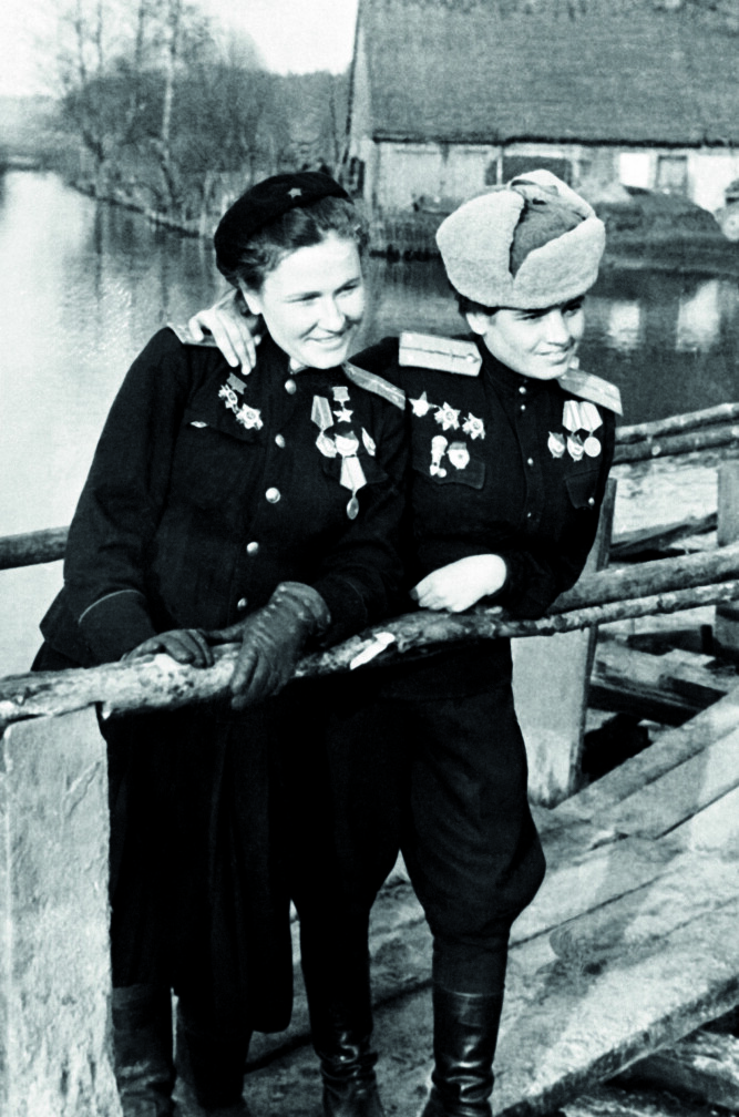<b>KAMERATER:</b> Nadia Popova og Marina Tsjetsjeneva. Etter krigen satte Marina fartsrekord for flytypen Yak-18. Foto:Tass/Getty