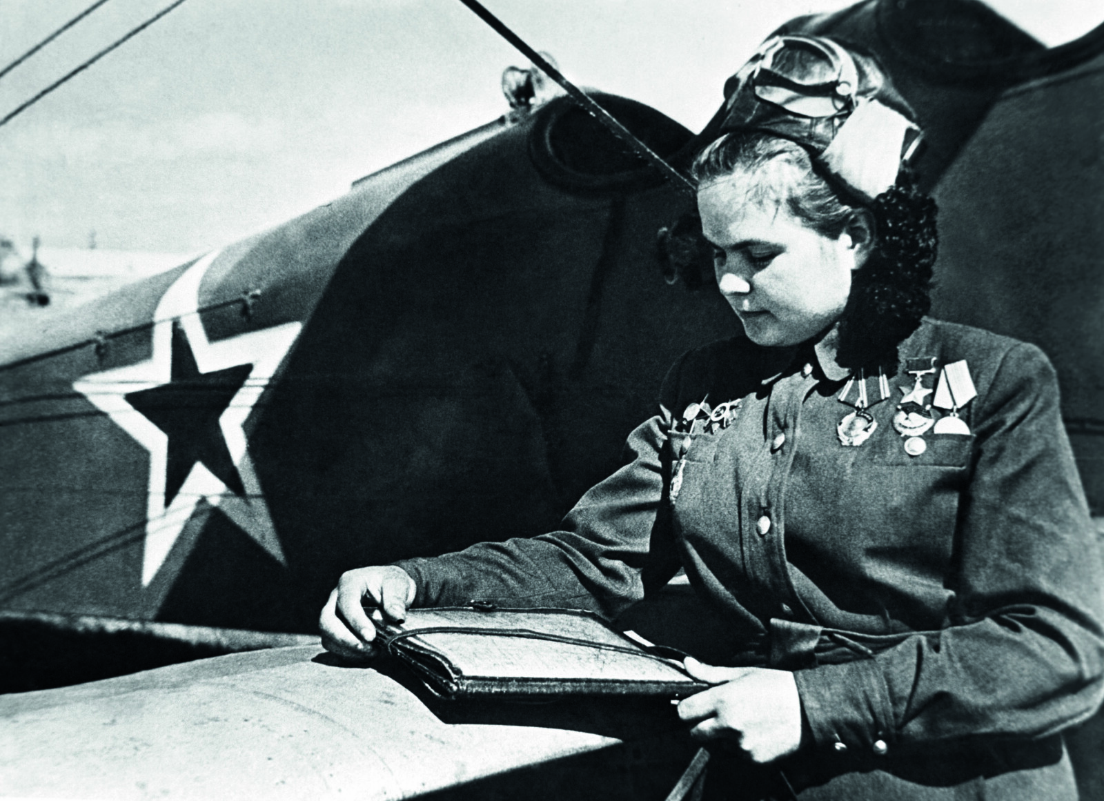 <b>HELT AV SOVJETUNIONEN:</b> Katarina Ryabova poserer foran flyet sitt rett før seiersparaden i 1945. I 1944 fløy hun 18 bomberaid over Polen i løpet av en natt. 