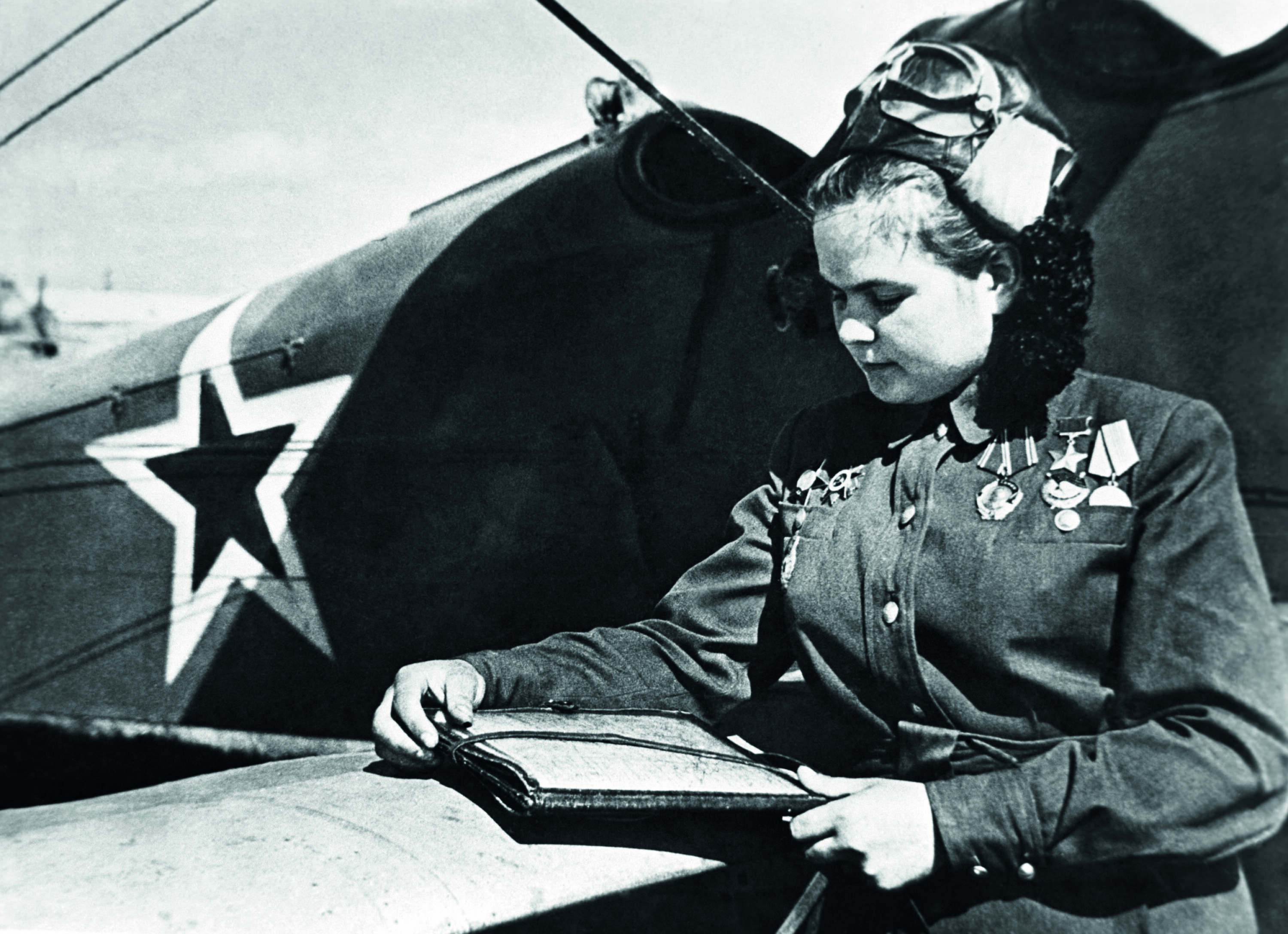 HELT AV SOVJETUNIONEN: Katarina Ryabova poserer foran flyet sitt rett før seiersparaden i 1945. I 1944 fløy hun 18 bomberaid over Polen i løpet av en natt.