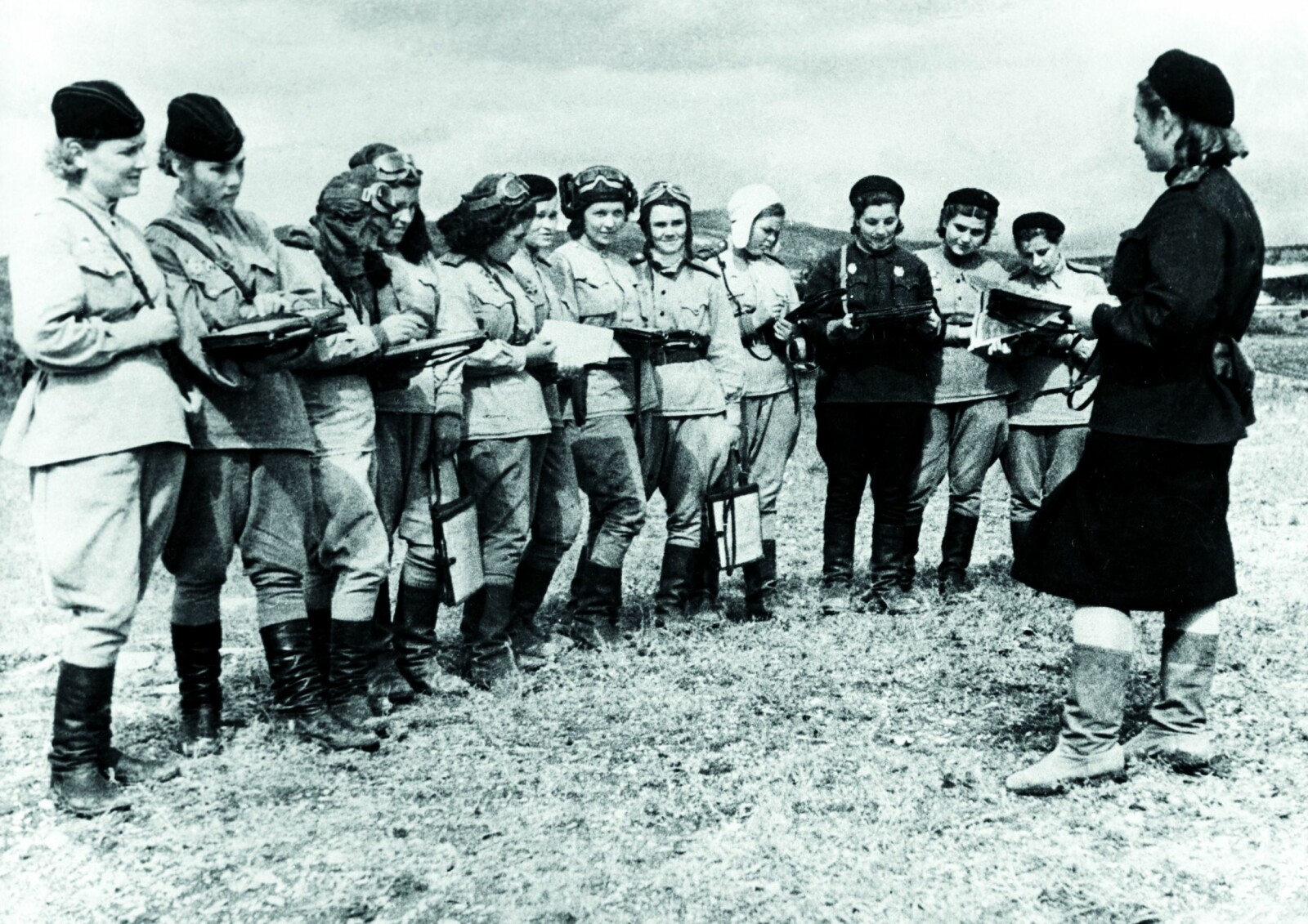 <b>KLAR TIL START:</b> Pilotene tar imot ordre før nattens raid ved den hviterussiske fronten i 1944. Drivstoff og bomber håndboret og montert av kvinnene som måtte sitte på kne for å feste dem under vingene. Foto:Tass/Getty