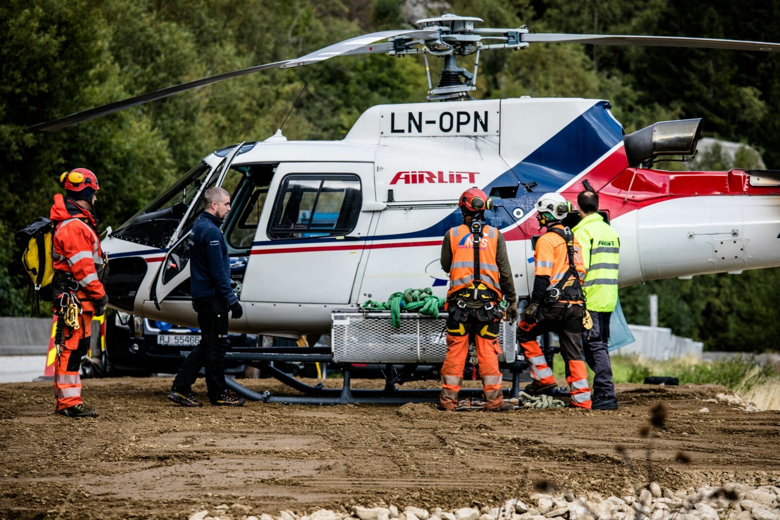 <b>LØFTERIKT:</b> Helikopteret løfter master til skredgjerdet opp i fjellsiden. Operasjonen kan være både vanskelig og risikabel. Norsk Bergsikring AS har 40 ansatte som jobber med fjellsikring i Norge.