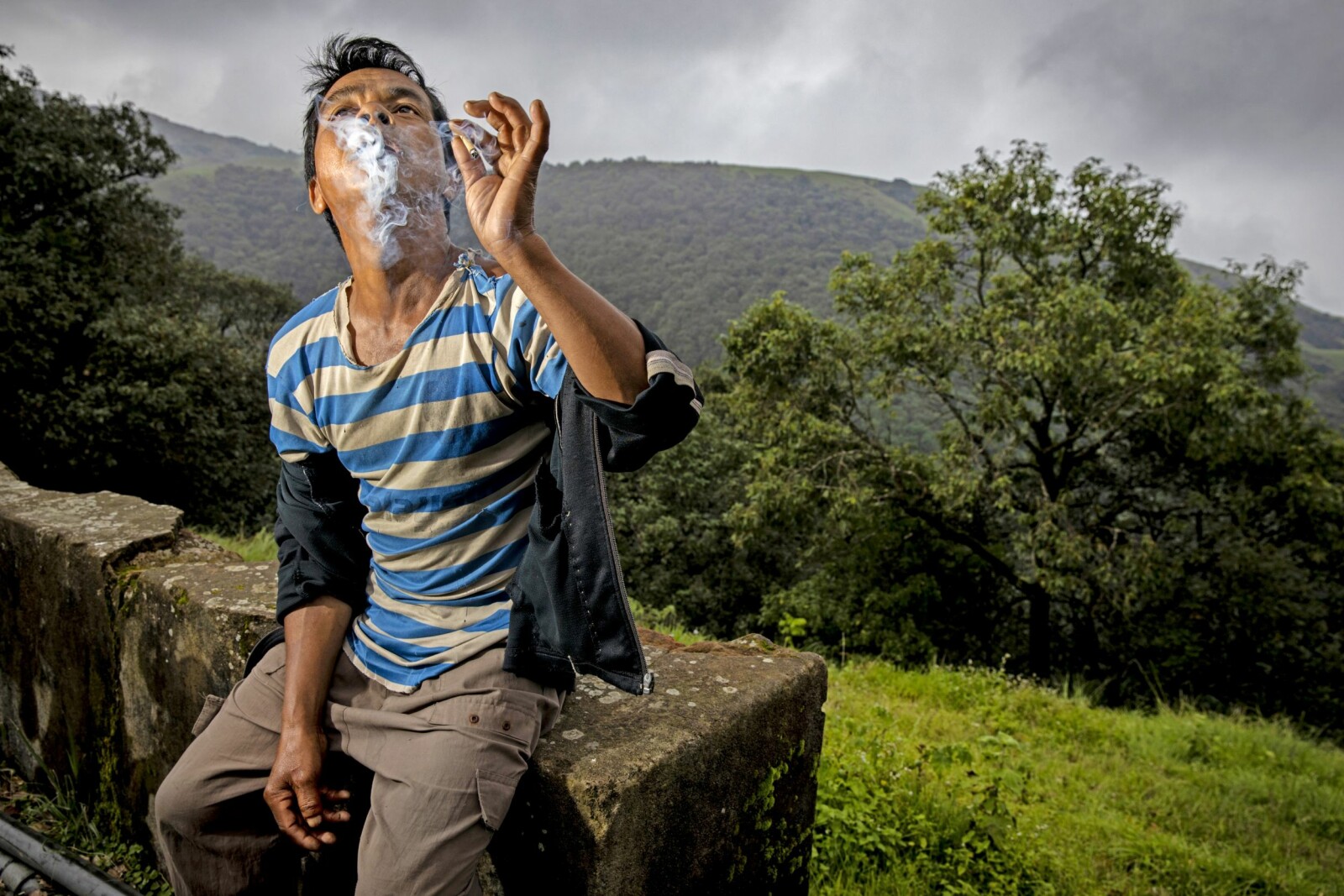 <b>VANNPIPE NESTE:</b> Pani Khanto suger på en røyk og advarer mot den kommende regnskyen.