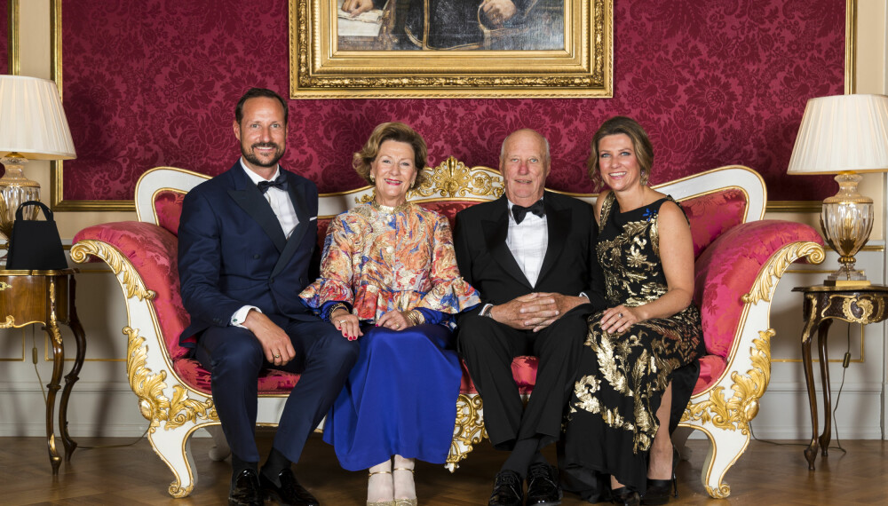 FAMILIERÅD: Prinsesse Märtha lyttet til innspillene fra kronprins Haakon, dronning Sonja og 
kong Harald.