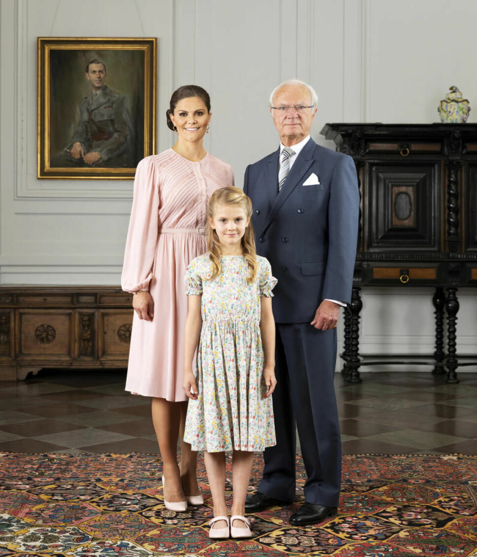 TRE GENERASJONER: Kong Carl Gustaf, kronprinsesse Victoria og prinsesse Estelle skal føre tradisjonen til det svenske kongehuset fremover.