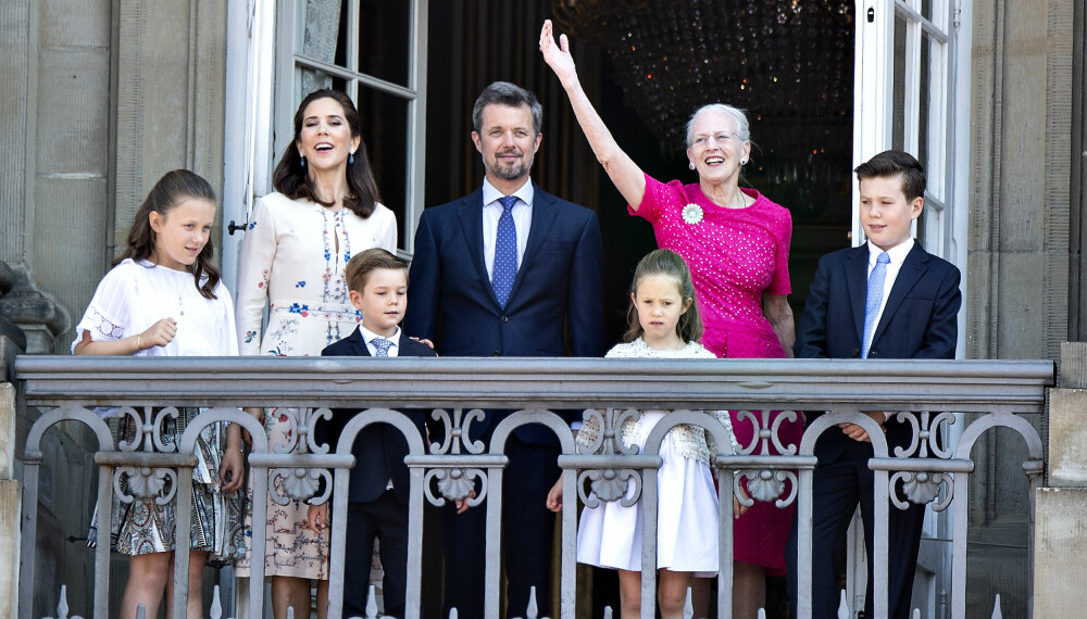KONGEHUSET: Kronprinsesse Mary, kronprins Frederik og dronning Margrethe skal representere Danmark i tiden framovder. Etterhvert vil de få jobb hjelp av prinsesse Isabella, prins Vincent, prinsese Josephine og prins Christian.