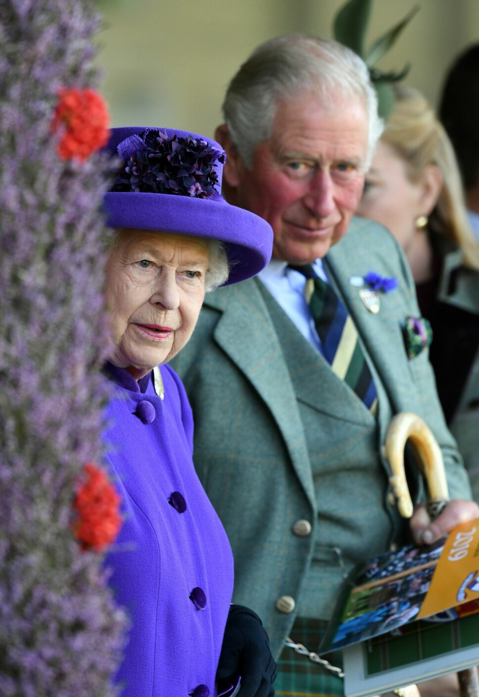 FÅR HJELP 
AV SØNNEN? 
I Storbritannia spekuleres det i om dronningen vil gi flere representasjonsoppgaver til prins Charles. Men ingen tror hun kommer til å abdisere.