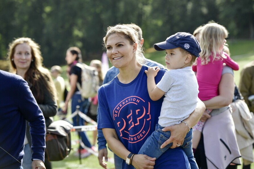 MED MAMMA: Her er lilleprinsen med mamma kronprinsesse Victoria i Hagaparken tidligere i høst.