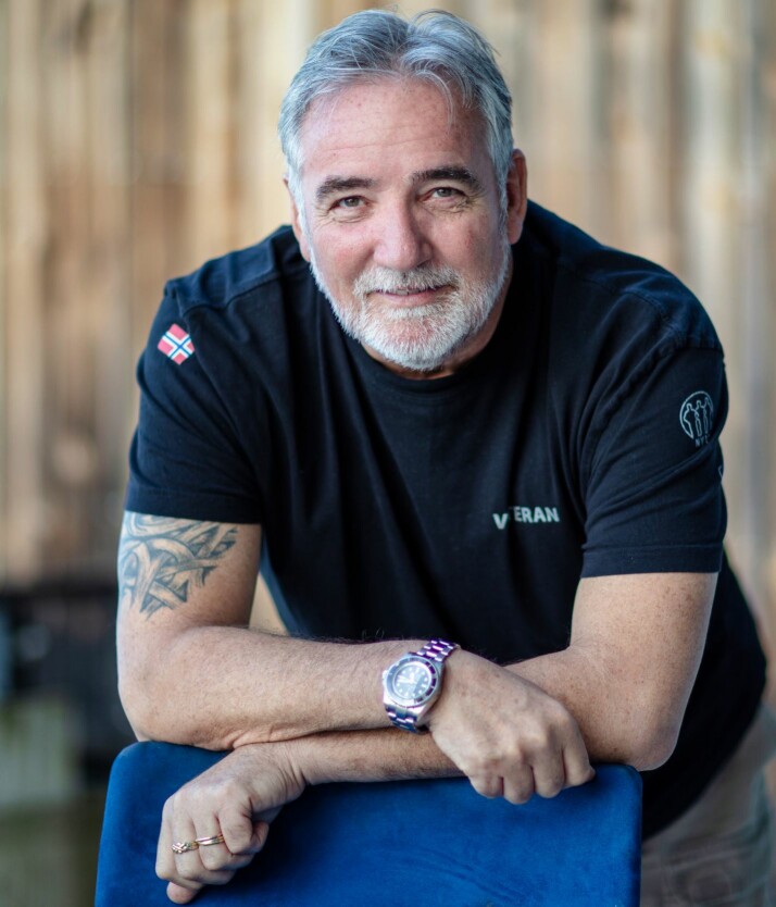 SKIFTET BEITE: Jan Erik Brodahl har tidligere vært livvakt for Forente Nasjoner. Nå prøver han lykken som gårdbruker i «Farmen» på TV 2.