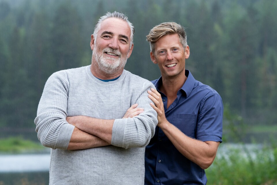 BLID DUO: Her er 60-åringen fotografert ved gården sammen med programleder Gaute Grøtta Grav. Jan Erik håper hans erfaringer fra tiden som livvakt kan hjelpe ham i konkurransen.