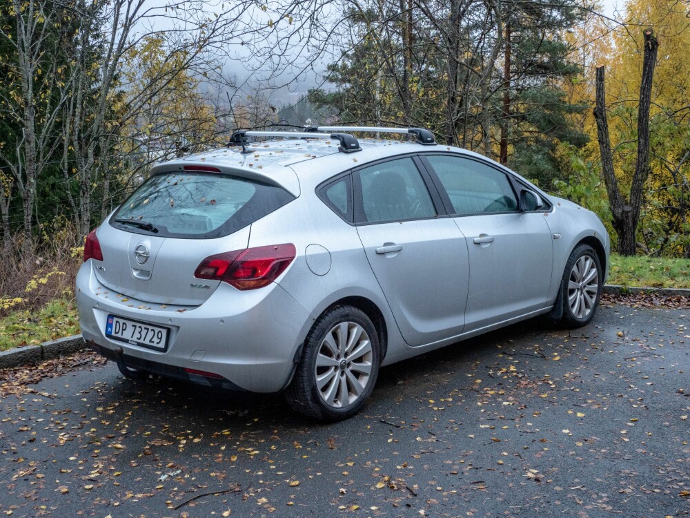 <b>ARBEIDSBIL:</b> Vi beholder en Opel Astra dieselbil med hengerfeste som arbeidsbil og bil for lengre turer enn hva elbilen takler.
