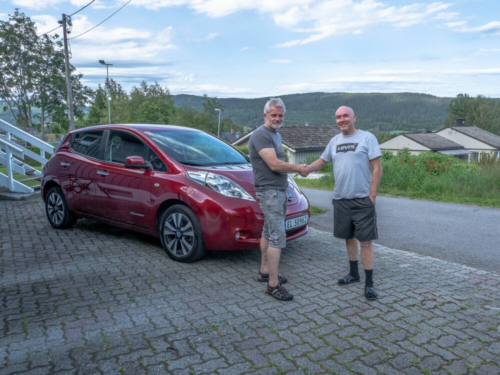 <b>AVTALE!</b> Så ble det Nissan Leaf, kjøpt av Ronald Pedersen, i likhet med oss bosatt i Åneby.