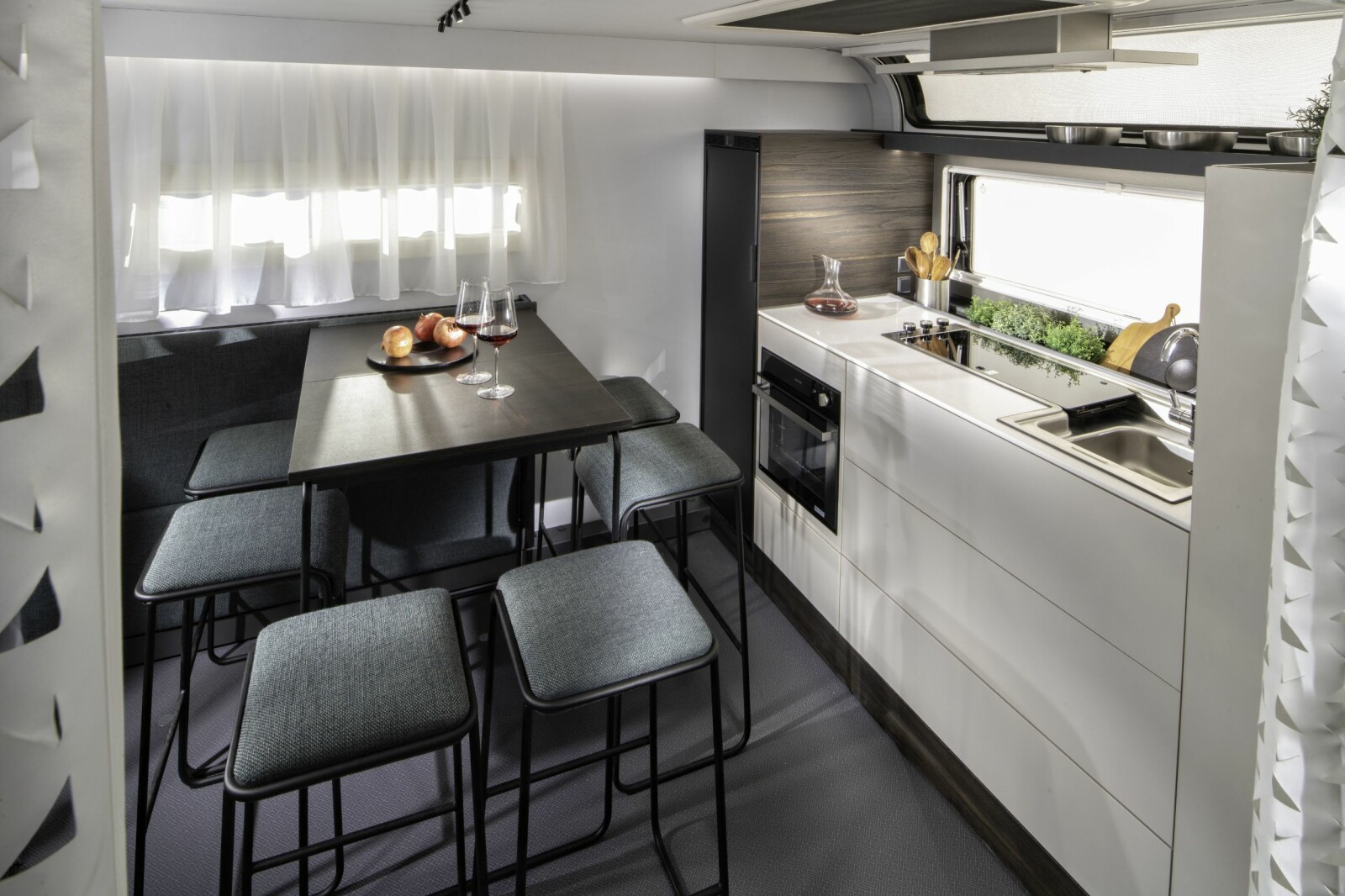 <b>SITTE­PLASSER TIL EN FAMILIE:</b> Kjøkkenet i 904-modellen ser ut som et kjøkken i en liten leilighet.
