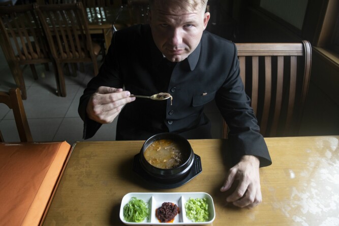 <b>KAMERAT MOE:</b> Nyklippet og korrekt antrukket artikkelforfatter tester schäfersuppen i Kaesong.
