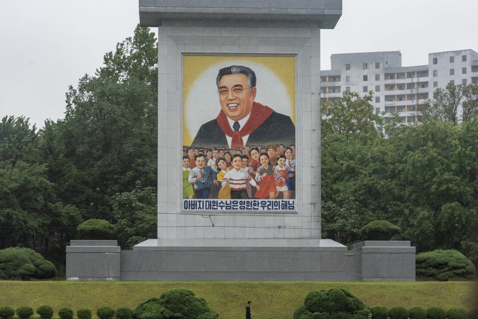 <b>LANDSFADEREN:</b> Kim Il-sungs smil er vanlig å se i bybildet. Kim Jong-un ligner mye på sin bestefar.