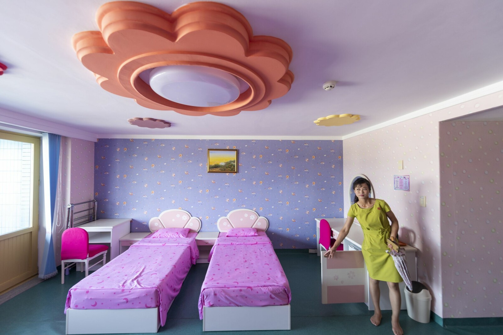 <b>GRØSS:</b> Fritt for ikke å våkne i dette rommet på sommerleirhotellet i Wonsan. En blanding av Disneyland og Stephen King.