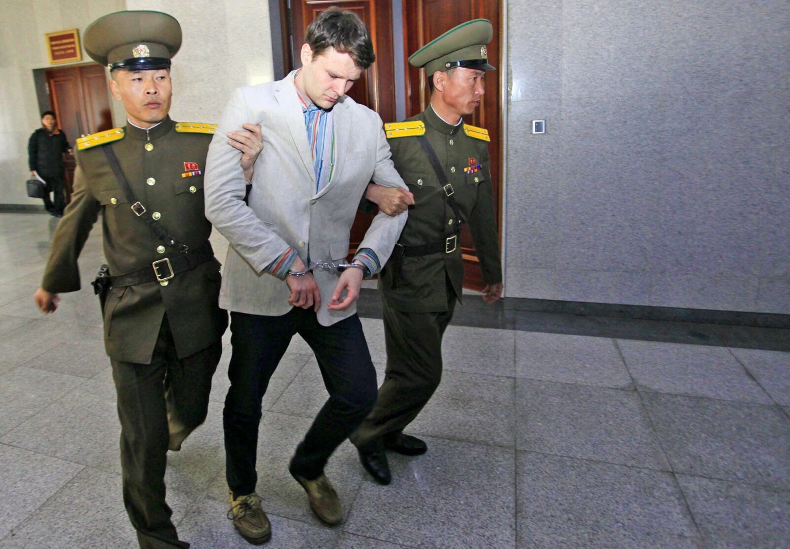 <b>DET BRUTALE LANDET:</b> En sterkt nedbrutt Otto Warmbier på vei inn i rettssalen i Pyongyang.
