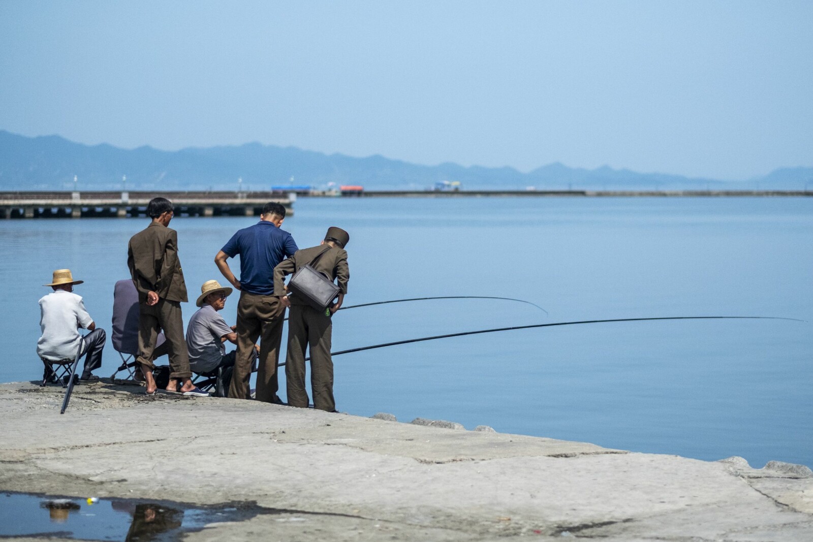 <b>FISKELYKKE:</b> Fiskere og nysgjerrige på kaia i Wonsan. 