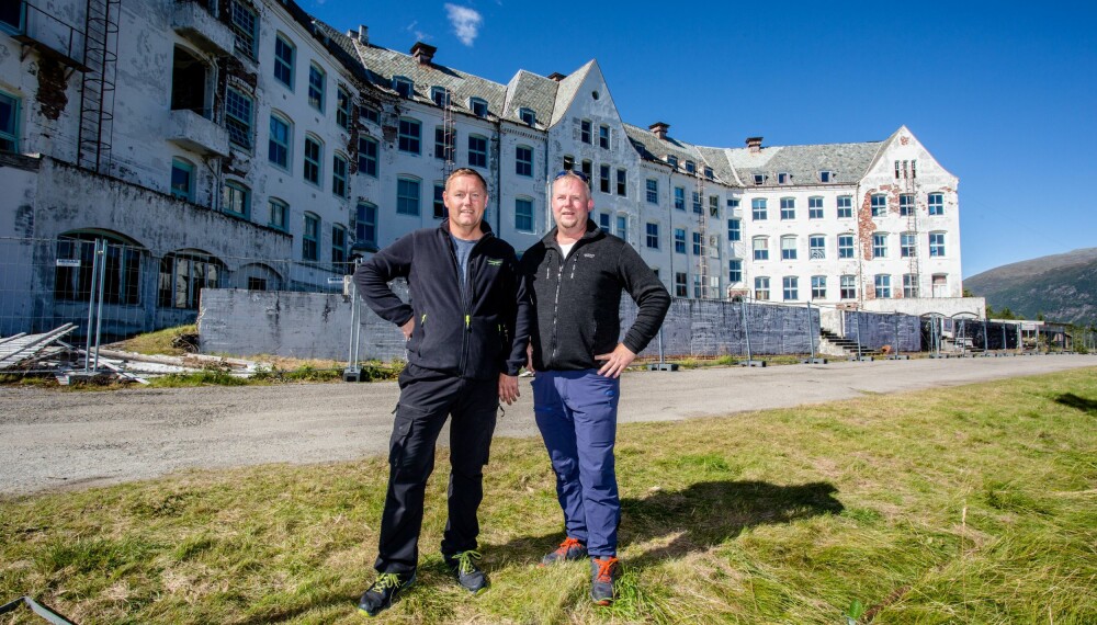 SATSER: Sørlendingene Sverre Ophaug (t.h.) og Terje Svindland satser 50 millioner og vil åpne hotell i 2022.