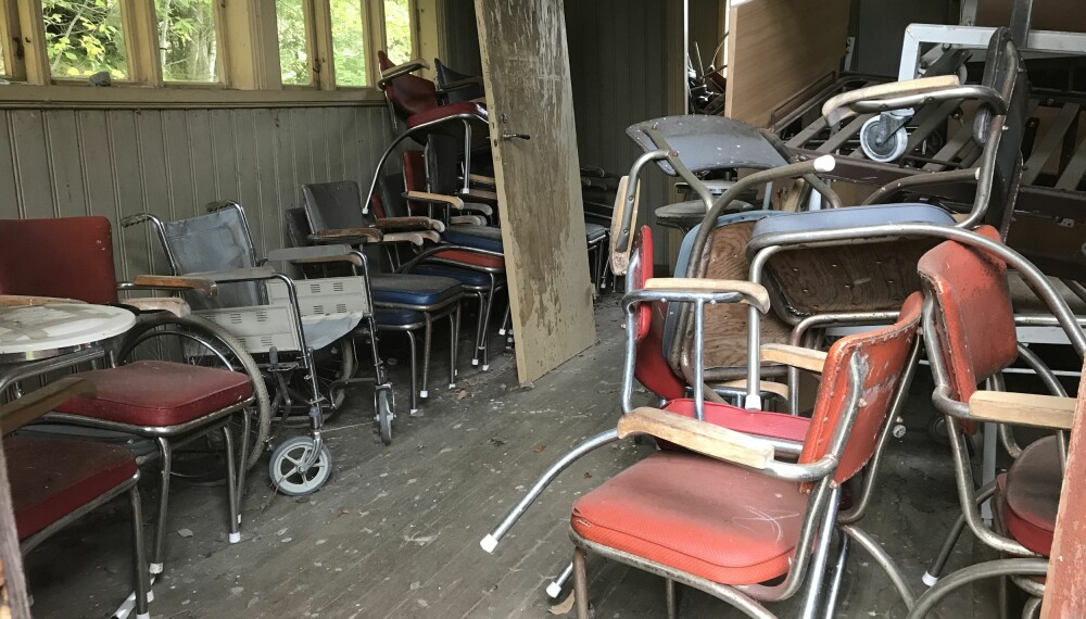 <b>DØDENS HUS: </b>Likhuset er i dag fylt opp med stoler, rullestoler og sykesenger fra sanatoriet.