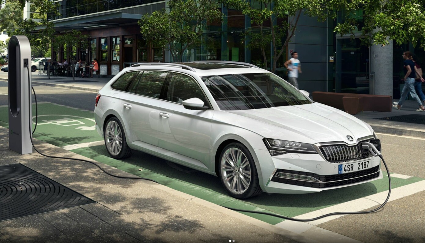 FAMILIEBIL: Prisene på ladbare Skoda Superb stasjonsvogn iV starter på 411 600 kroner. Den skal ha en elektriske rekkevidde på 55 kilometer (WLTP). Bagasjerommet er litt mindre enn den vanlige modellen på grunn av batteriet - 510 liter i stedet for 660 liter. Men det er fortsatt mye bagasjeplass og plassen i baksetet er enorm.
