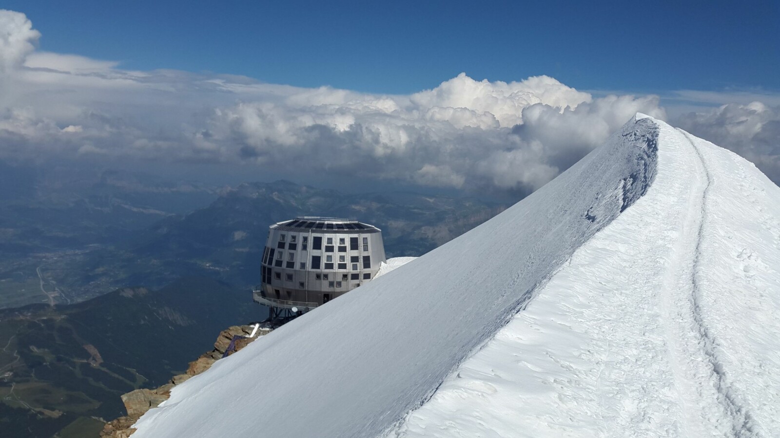 <b>MONT BLANC:</b> Hvert år forsøker 20.000-30.000 turister å nå toppen av Mont Blanc og den spektakulære turisthytten Refuge du Goûter, men ikke alle kommer levende fra turen.