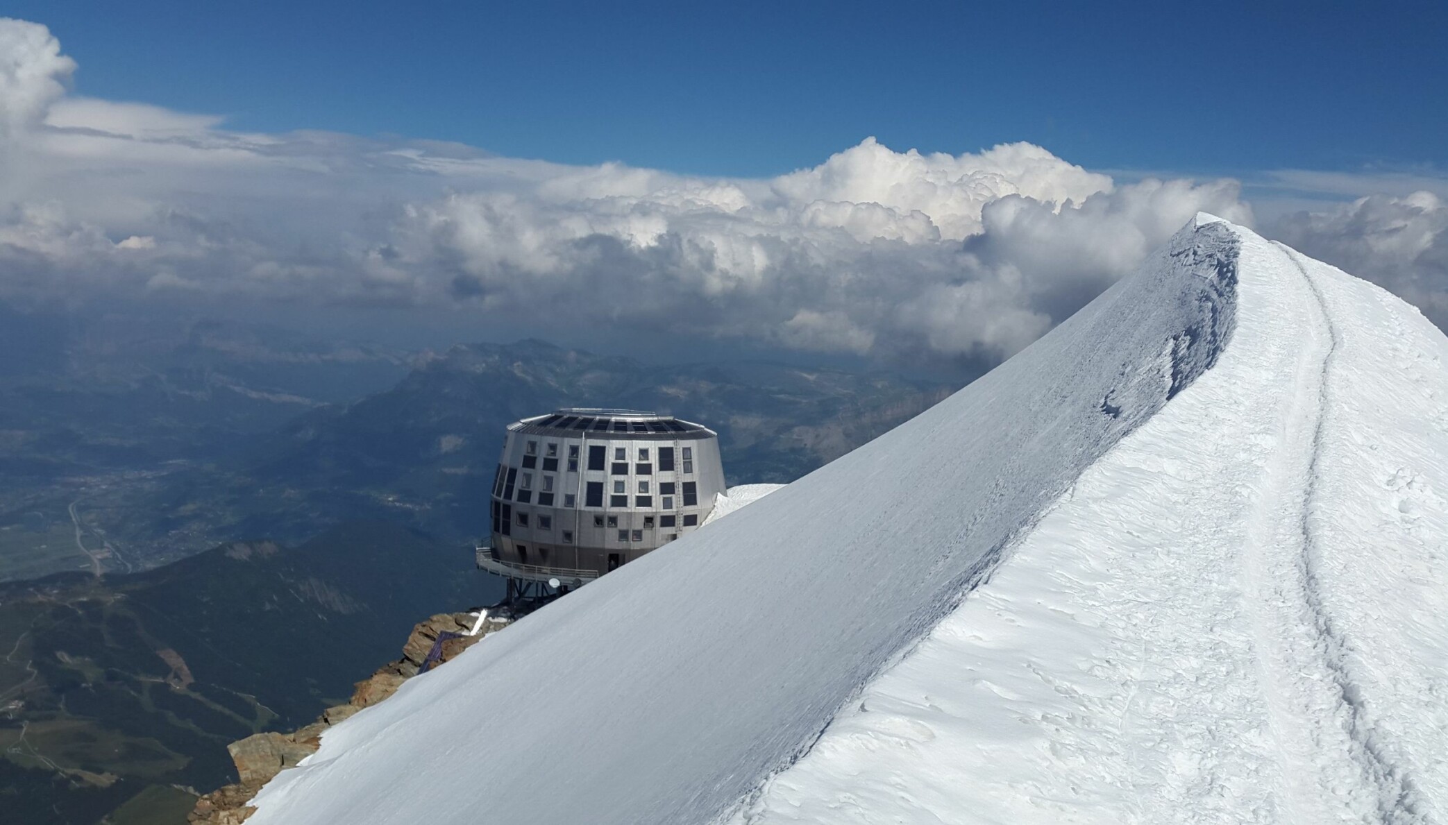 <b>MONT BLANC: </b>Hvert år forsøker 20.000-30.000 turister å nå toppen av Mont Blanc og den spektakulære turisthytten Refuge du Goûter, men ikke alle kommer levende fra turen.