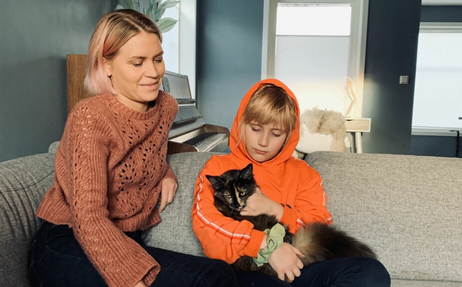 NÆRT FORHOLD: Mamma Elisabeth sammen med Maja Lena og familiens katt Brownie i sofaen hjemme i Stavanger. Mammaen er utrolig stolt av datteren, og setter stor pris på alle de fine og interessante samtalene de har