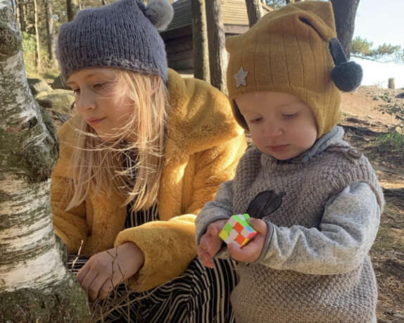 Maja Lena på skogstur sammen med lillebroren Amund Axel (2).