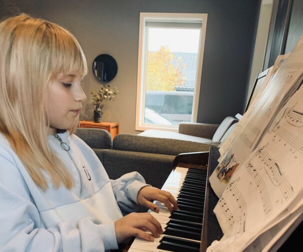 Maja Lena er veldig glad i å spille instrumenter; spiller både piano og i korps, og får også her utløp for sin begavelse.