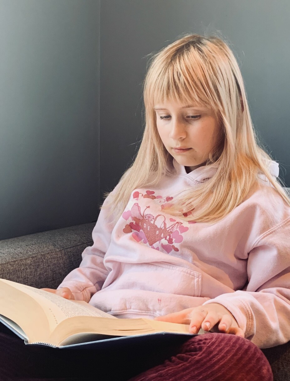 TIDLIG UTE: Maja Lena (10) elsker å lese. Hun lærte seg det allerede som fireåring, og skriver nå på en egen bok.