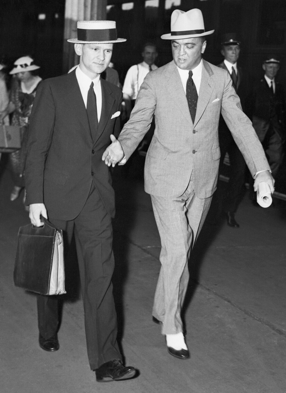 <b>SUKSESS:</b> FBI-sjefen J. Edgar Hoover (t.h.) brukte jakten på John Dillinger som demonstrasjon av det nyetablerte politibyråets fortreffelighet. Melvin Purvis ledet FBI-agentenes aksjon i Chicago.