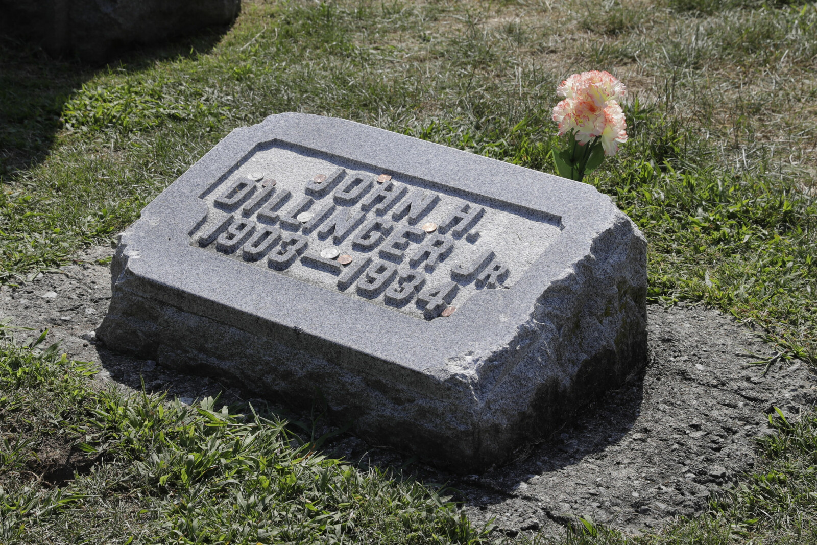 <b>GRUNDIG BEGRAVET:</b> Tilhengere av Dillinger har siden 1934 slått av deler av gangsterens gravstein. Nå skal graven åpnes.