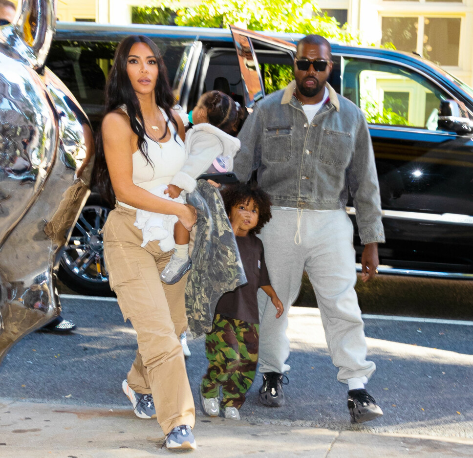 KOMPLETT FAMILIE: Kim Kardashian røper at hun er ferdig med å få barn. Her med ektemannen Kanye West og barna Chicago på armen og Saint.