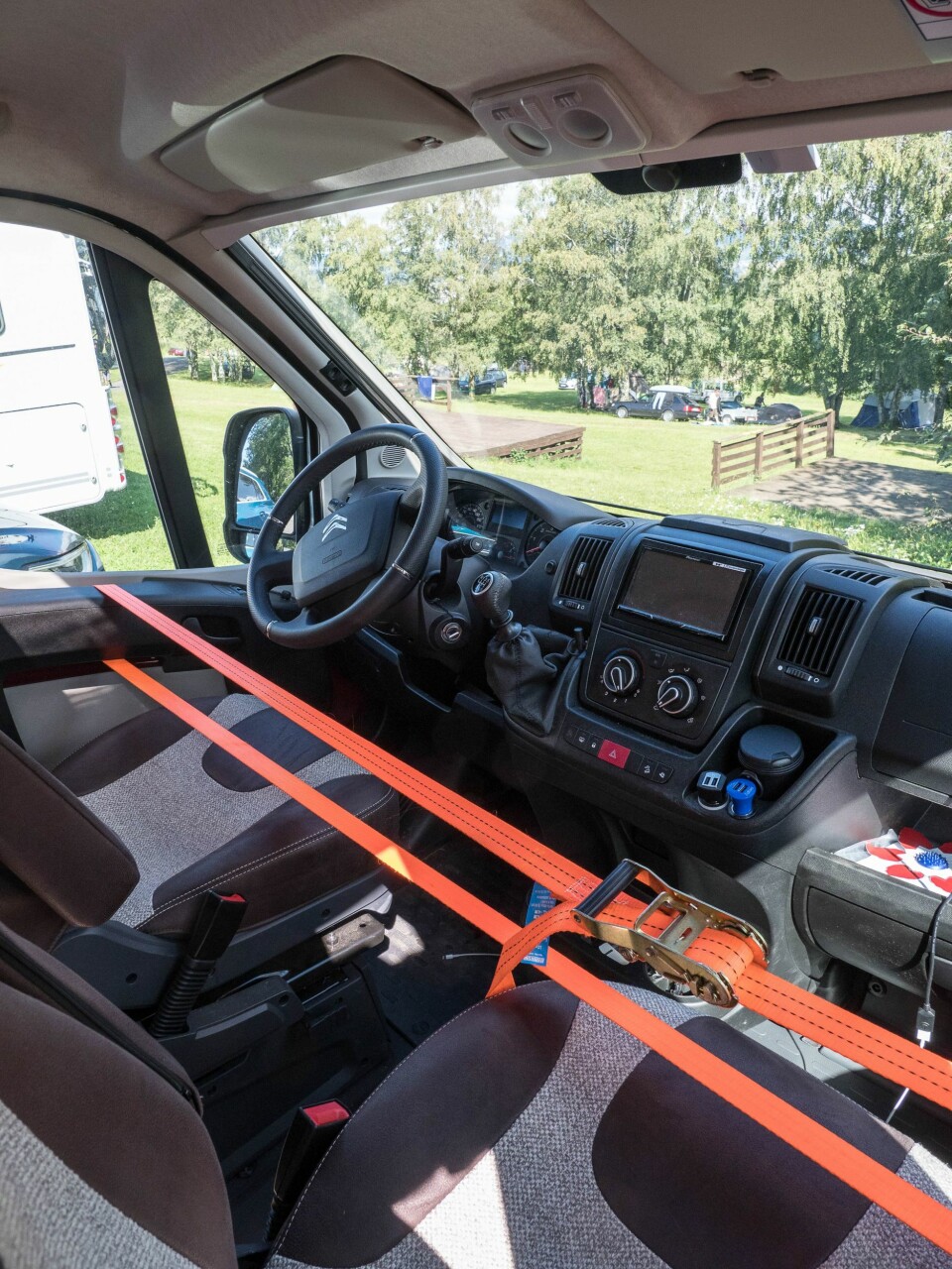 ENKELT II: Jekkestropp mellom dørene hindrer tyver i å komme inn den veien.