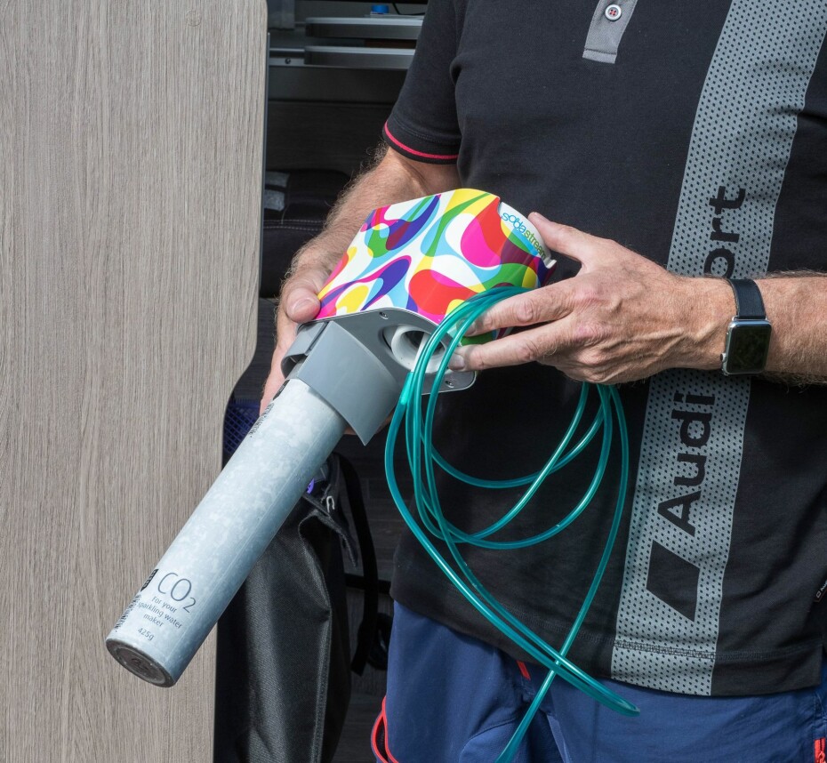 ENKELT: Med dette enkle brusmaskin-utstyret økte Sørebø CO₂-konsentrasjonen rundt bobilsenga med cirka tre prosent.