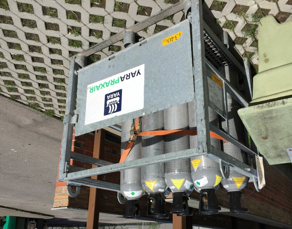 LETT Å STJELE: En rekke gassflasker med CO₂ står foran en butikk i Akershus. FOTO: Hallstein Sørebø