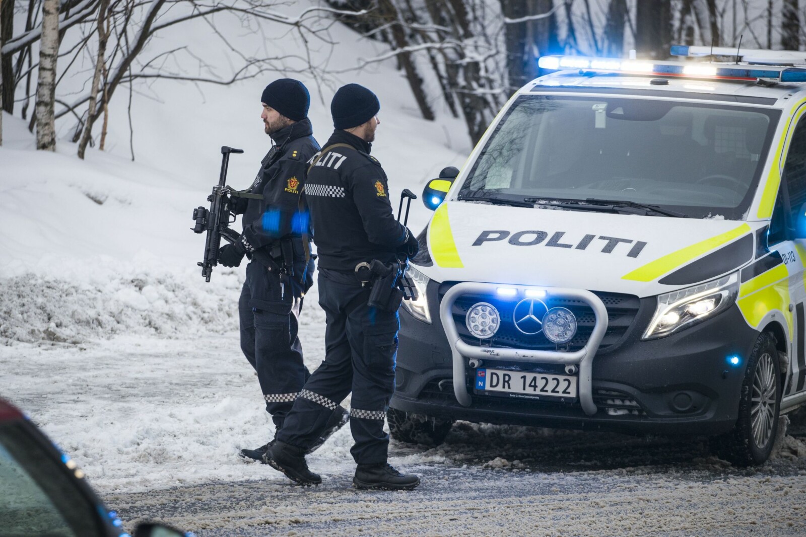 <b>VÆPNET AKSJON:</b> Væpnet politi i aksjon etter en skyteepisode på Bjørndal i Oslo.