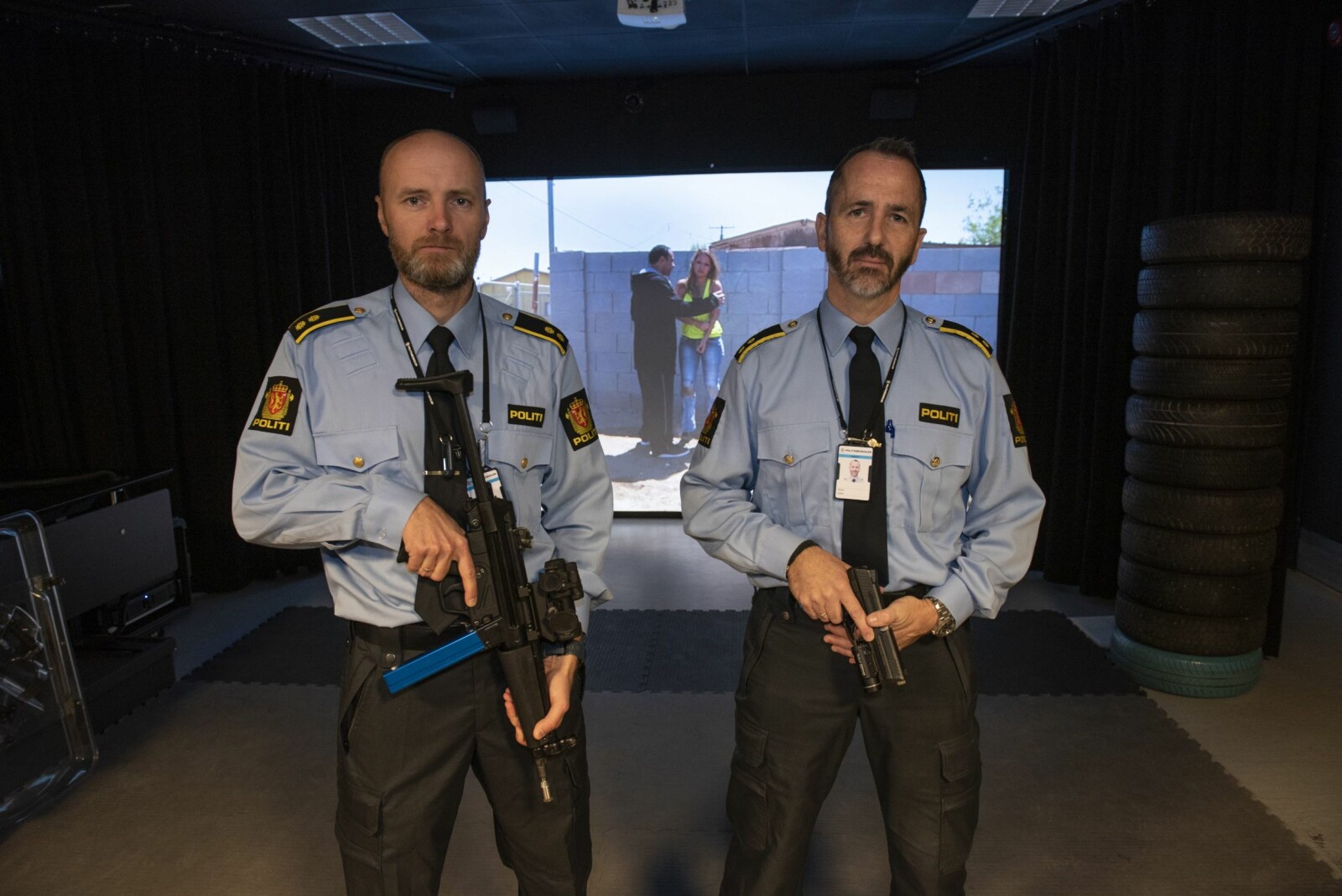 <b>AVANSERT TEKNOLOGI:</b> Politi­over­betjentene Rolf-Eric Birknes og Espen Olsvik foran verdens mest avanserte øvings­simulator i sitt slag.